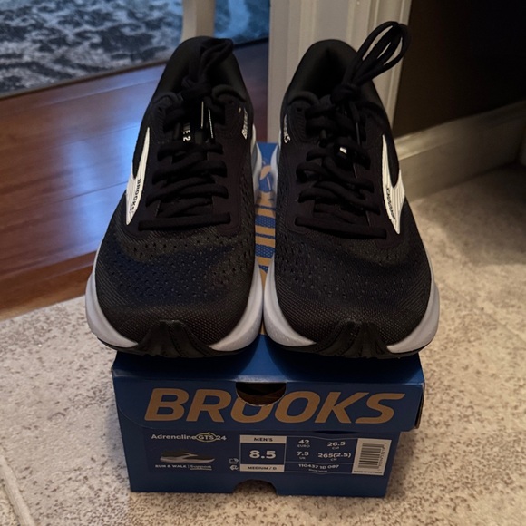 Brooks Men\'s Black and White Athletic Shoes main image 6
